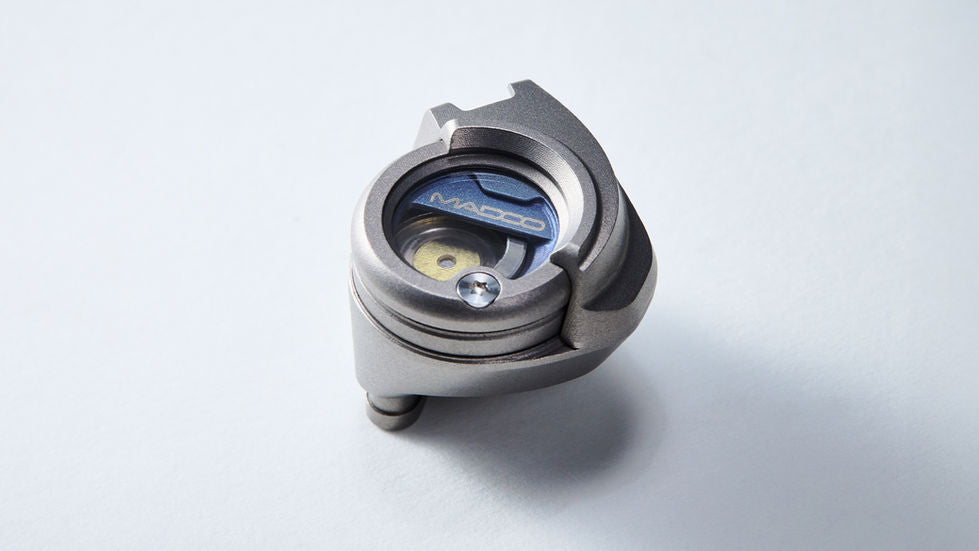 MADOO Typ930 入耳式耳機｜Ortho Dual Motion平板單體｜無導管動鐵超高音｜鈦殼藍寶石面板